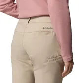 Pantalón de trekking Columbia modelo Leslie Falls Pant II, color beige, de corte entallado con tecnologías Omni-Shield y Omni-Shade, rodillas articuladas y puños ajustables con broches.