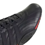 Championes urbanos Adidas Adiracer L en colaboración con Audi Revolut F1 Team, de color negro con detalles en rojo. Diseño de inspiración automovilística con las clásicas tres tiras en los laterales, suela de perfil bajo y el logo de la marca en la lengüeta y el talón.