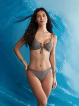 Top de bikini con tirantes finos para anudar en los hombros, escote en V con frunce central y lazo ajustable.