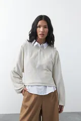 Sweater de tejido de punto con hilo metalizado, color marrón, con cuello redondo y mangas largas abullonadas con puños ajustados.