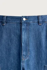 Jeans relaxed fit de mezclilla azul con diseño de bolsillos de carpintero, corte recto y perneras amplias.