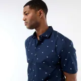 Camisa de manga corta color azul marino con estampado sutil y cierre frontal de botones.