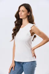 Remera lisa de algodón color beige, sin mangas, con detalles de volados en los hombros y cuello redondo.