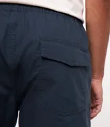 Bermuda verde claro texturizada, con cintura elástica ajustable con cordón, bolsillos laterales y traseros.