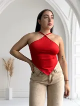 Top rojo con tirantes finos cruzados en el cuello y corte pañuelo.