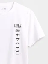 Remera blanca de manga corta con cuello redondo y estampado vertical de logos de Batman en el lado derecho del pecho.