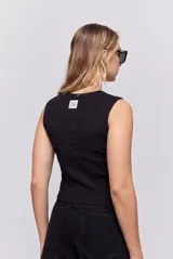 Musculosa gris melange de tejido acanalado, con cuello redondo y ajuste al cuerpo.