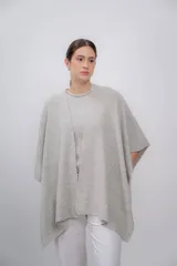 Ruana gris de tejido de punto, hecha de 100% baby alpaca.