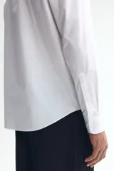 Camisa blanca de manga larga con tratamiento de fácil planchado, cuello inglés y corte regular fit.