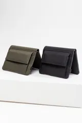 Billetera negra de cuero vegano con diseño minimalista.