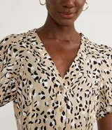 Mono largo de viscosa con estampado animal print jaguar, escote en V, cierre frontal con botones, mangas cortas, cintura con lazo ajustable y bolsillos laterales.