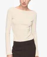Camiseta entallada de color beige, con cuello barco y manga larga.