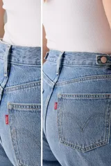 Jeans de denim de corte barrel y tiro alto, en tono azul claro con efecto deslavado.