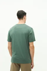 Remera color crema de manga corta con cuello redondo y estampado en el pecho.