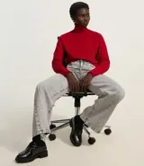 Blusa básica de punto marca Blue Steel, con cuello alto y manga larga. Confeccionada en tejido de punto recto con textura suave y cómoda.