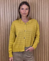 Cardigan de punto a rayas horizontales en tonos beige y tostado, con cuello camisero, cierre frontal de botones y mangas largas.