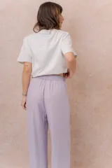 Pantalón amarillo de corte amplio y pierna recta, confeccionado en tela liviana con caída fluida. Cuenta con cintura elastizada, cordón regulable en contraste y bolsillos laterales.