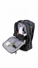 Mochila gris oscura con doble bolsillo frontal con cierre, compartimento para laptop, puerto USB externo y asa de mano lateral y superior.