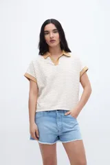 Remera con cuello tipo polo y escote en V, a rayas horizontales color beige y blanco, con cuello y mangas color beige liso.