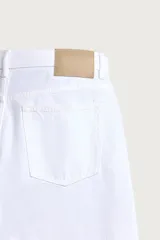 Jeans straight fit de corte recto y tiro medio, confeccionados en denim de algodón con efecto lavado en color marrón oscuro, con diseño clásico de cinco bolsillos y cierre frontal con botonadura.