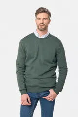 Buzo tejido azul marino de algodón y cashmere, de tejido liviano y cuello redondo.