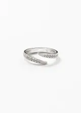 Anillo abierto de plata 925 con hilera de pequeñas zirconias engarzadas.