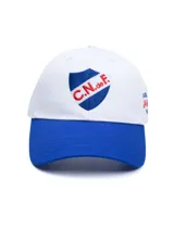 Gorro con visera blanca y azul, con el escudo del Club Nacional de Football bordado en el frente.
