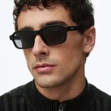 Lentes de sol con montura cuadrada de acetato negro y lentes polarizadas oscuras.