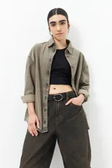 Camisa de jean celeste de manga larga con botones marrones.