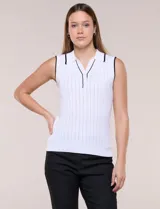 Musculosa tejida acanalada blanca de la marca Rio & Rian, con cuello polo, escote en V y ribetes negros en cuello, botonera y sisas.