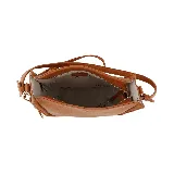 Cartera bandolera mediana de cuero sintético color marrón, con correa de hombro ajustable y cierre superior con cremallera.