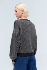 Sweater tejido color gris claro con lurex, cuello redondo y diseño calado.