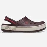 Zueco Crocs modelo Crocband Heritage, color bordó con suela blanca y detalles en rojo. Presenta una correa de talón pivotante bicolor y diseño con textura pronunciada en la banda lateral.