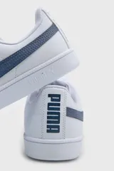 Championes deportivos Puma Up para hombre, de color blanco con la característica franja lateral en negro y el logo de la marca en el lateral y la lengüeta.