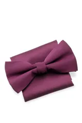 Moña color naranja con pañuelo a juego.