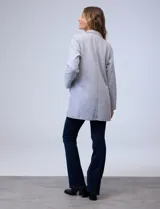 Blazer beige de algodón soft, marca Dictionary. Tiene cuello solapa, abertura central y bolsillos delanteros.