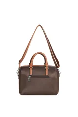 Cartera tipo morral y bandolera de color marrón con detalles en tostado. Cuenta con doble asa de mano, correa ajustable y desmontable, y un bolsillo frontal con solapa y cierre.