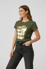 Remera de manga corta color verde oliva, con cuello redondo y diseño holgado. Presenta un estampado frontal con efecto foil dorado que incluye la frase 'READY FOR SUCCESS'.