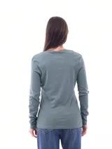 Remera básica de manga larga con cuello en V, confeccionada en tejido de punto acanalado.