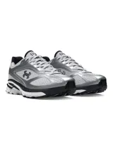 Championes Under Armour modelo HOVR Apparition, con diseño retro inspirado en el running. Presentan una parte superior de malla transpirable con refuerzos de cuero sintético en color plateado, logo de la marca en el lateral y entresuela con tecnología de amortiguación UA HOVR.
