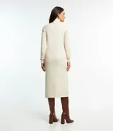 Vestido midi de punto de la marca Marfinno, con cuello alto y mangas largas. Presenta un diseño ajustado al cuerpo y tejido de punto recto.