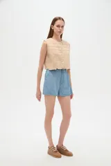 Short celeste de tiro medio, con bolsillos laterales y corte ancho.