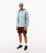 Remera deportiva de manga corta y cuello redondo, color celeste, con tecnología dry y detalles reflectantes en los hombros.