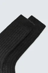 Calcetines de punto con diseño acanalado y acabado en rib, confeccionados en una mezcla de fibra de alpaca, cashmere y seda.