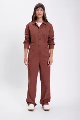 Enterito marrón de jean con cuello camisero, manga larga, cierre frontal con botones, bolsillos en el pecho y laterales.