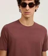 Remera básica de corte slim para hombre, confeccionada en suave algodón peruano con cuello redondo y mangas cortas, de diseño liso.