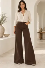 Jeans oxford de color marrón chocolate, confeccionados en denim elastizado con tiro medio, bolsillos clásicos y botamanga ancha.
