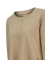 Buzo de algodón orgánico color beige, de cuello redondo y manga larga, con detalle central vertical en relieve.