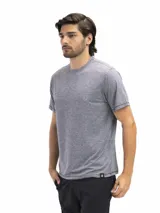 Remera de cuello redondo y manga corta, confeccionada en tejido técnico dry fit con acabado vintage wash. Presenta un diseño minimalista y versátil, ideal para actividades deportivas o uso diario.
