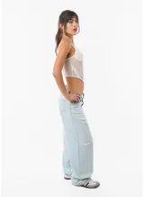 Corset blanco de encaje con transparencias, breteles finos y ballenas verticales.